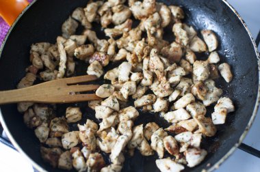 tavada kızarmış tavuk parçaları