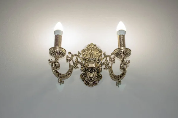 Suporte de vela vintage com lâmpada moderna — Fotografia de Stock