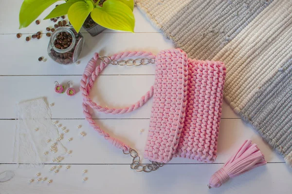 Bolso de mano femenino hecho a mano de color rosa sobre un fondo blanco con un — Foto de Stock