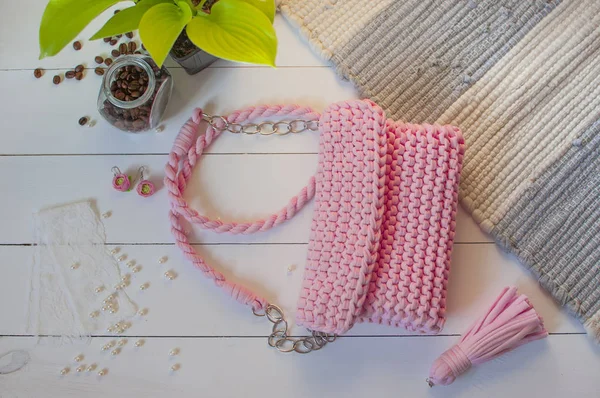 Ženské kabelky ručně růžová barva na bílém pozadí s — Stock fotografie