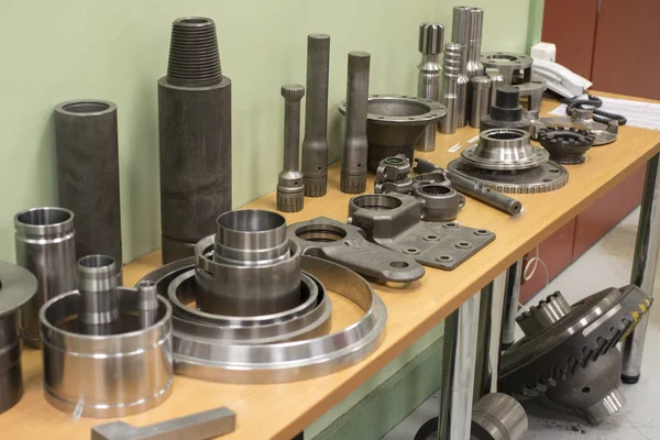 Torno industrial ferramenta e alta precisão cnc torneamento de peças. molde de usinagem automotiva de alta precisão e morrer parte. CNC peças prósperas na mesa Imagem De Stock