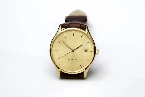 Montre homme en or avec bracelet en cuir isolé sur fond blanc — Photo