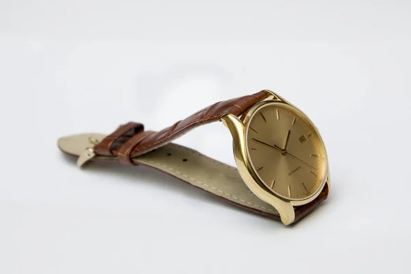 Мужские золотые часы с кожаным ремешком на белом фоне — стоковое фото