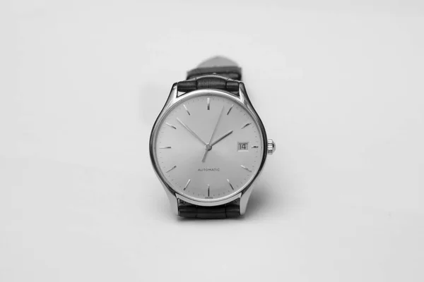 Montre homme en or avec bracelet en cuir isolé sur fond blanc. Noir et blanc — Photo