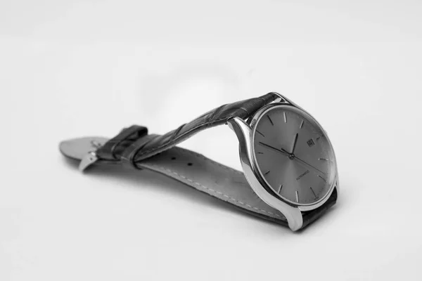 Montre homme en or avec bracelet en cuir isolé sur fond blanc. Noir et blanc — Photo