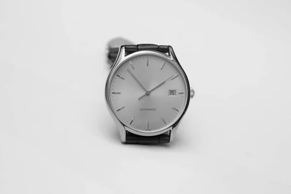 Reloj de oro para hombre con correa de cuero aislado sobre fondo blanco. Blanco y negro — Foto de Stock