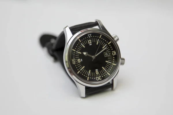 Reloj de buceo de lujo para hombre con correa sintética aislada en blanco — Foto de Stock