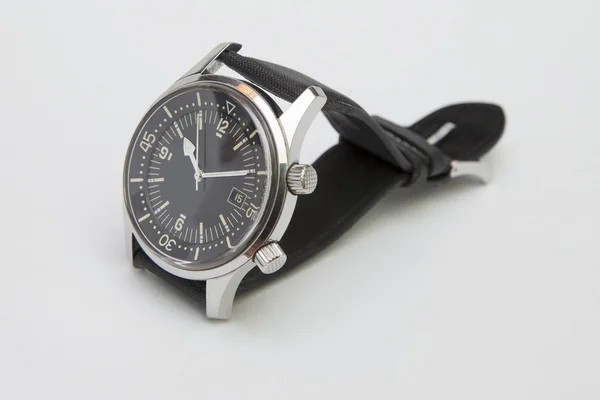 Hommes montre de plongée de luxe avec bracelet synthétique isolé sur blanc — Photo