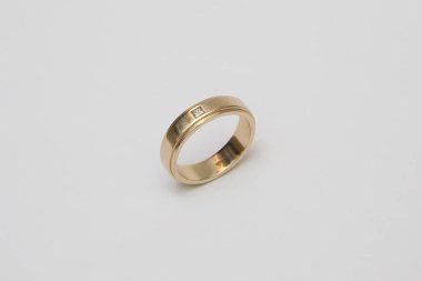 Pırlantalı beyaz izole sarı altın nişan yüzükleri