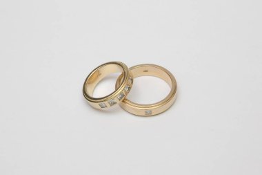 Pırlantalı beyaz izole sarı altın alyans