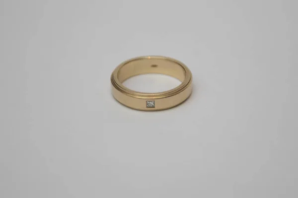 Κίτρινο χρυσό δαχτυλίδι αρραβώνων με διαμάντια που απομονώνονται σε λευκό — Φωτογραφία Αρχείου