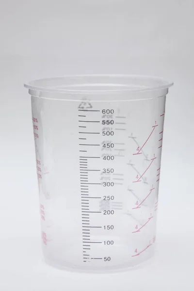 Измерительный стаканчик, изолированный на белом — стоковое фото