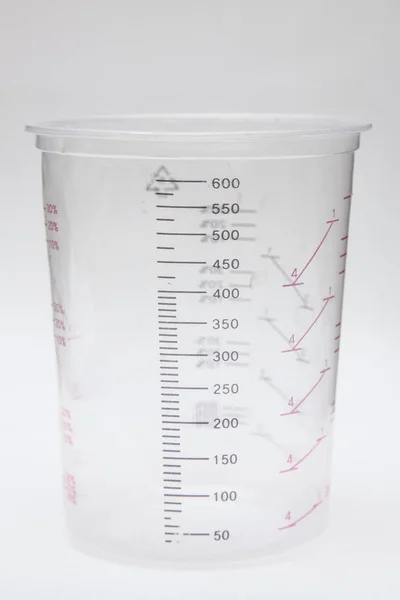 在白色查出的绘画测量的杯子 免版税图库图片