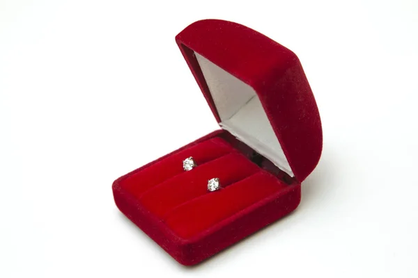 Krásné a luxusní diamantový náhrdelník jewely s kroužkem, náušnice v červeném rámečku na bílém pozadí — Stock fotografie