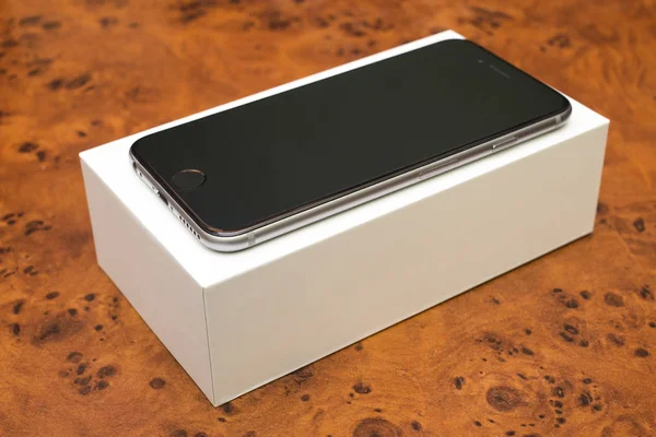 Siyah akıllı telefon kutusunda, modern elektronik cihaz