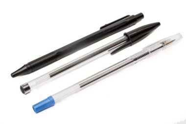 Tek kullanımlık tükenmez kaleme beyaz arka plan üzerinde izole