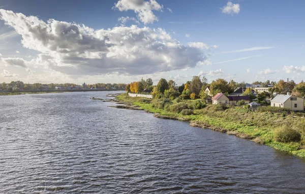 Kleurrijke herfst rivier in Jekabpils, Letland — Stockfoto