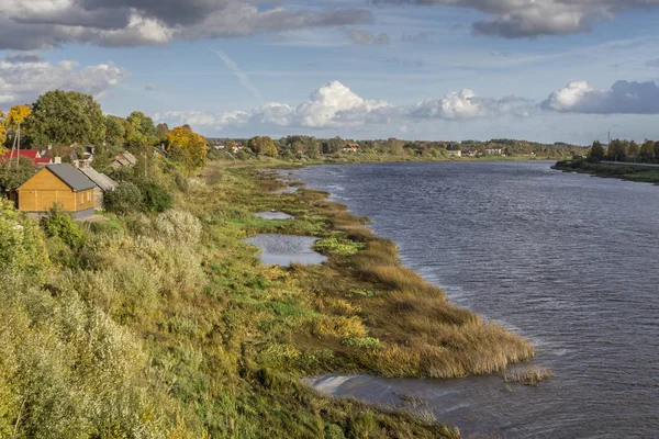 Renkli sonbahar nehir kıyısındaki Jekabpils, Letonya — Stok fotoğraf