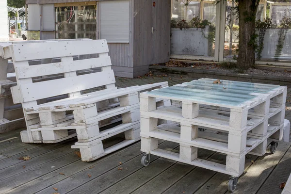 Muebles de madera para exteriores de palets blancos Imagen de stock