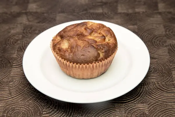 Frische handgemachte Muffins auf dunklem Holzhintergrund — Stockfoto