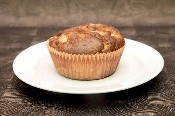 Čerstvé ručně vyrobené muffiny na tmavé dřevěné pozadí — Stock fotografie