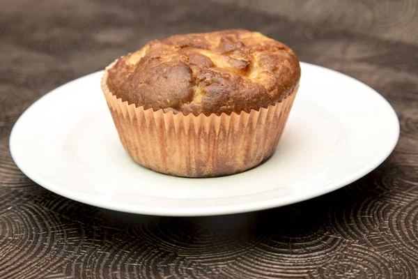 Taze el Muffin üzerinde koyu ahşap arka plan yaptım.