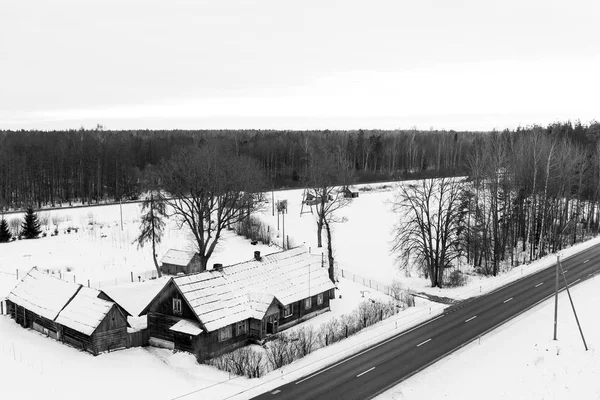 Vista aerea del villaggio in inverno in Lettonia — Foto Stock
