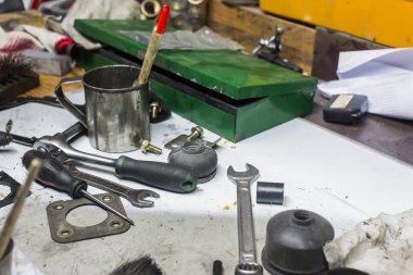 Bazı eski araçlar çalışma güvertesinde döşeme.