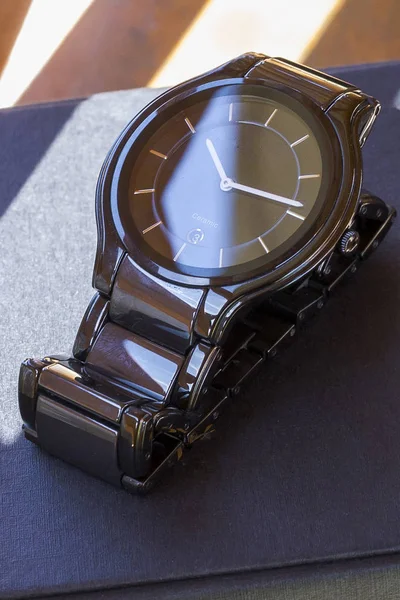 Luxus-Herrenuhr aus schwarzer Hightech-Keramik mit Originalverpackung. Nahaufnahme. — Stockfoto