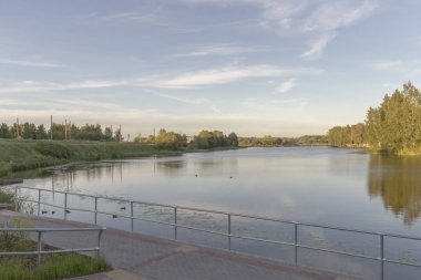 Nehir ve park içinde gökdelenler için görüntüleyin. Riga, Letonya