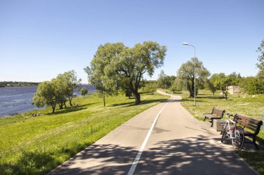 Şehir parkında Daugava Nehri kıyısında bisiklet. Riga, Letonya