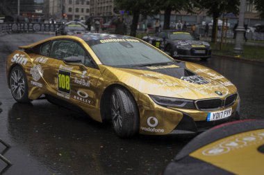 Riga, Letonya - 01 Temmuz 2017: Bmw araba Gumball 3000 yarış Riga Mykonos için ekranda olduğunu. Riga ana Gumball 3000 2017 miting sırasında