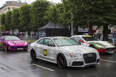 Riga, Letonya - 01 Temmuz 2017: Audi Rs5 2013 Gumball 3000 ırktan Riga Mykonos için ekranda olduğunu. Riga ana Gumball 3000 Başlangıç Kılavuzu ve bayrak 2017 miting sırasında hedef drop