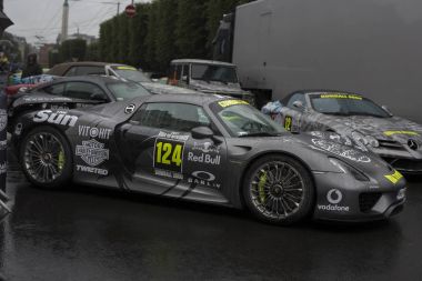 Riga, Letonya - 01 Temmuz 2017: Porsche 918 Spyder 2015 Gumball 3000 ırktan ekranda olduğunu. Riga ana Gumball 3000 Başlangıç Kılavuzu ve bayrak 2017 miting sırasında hedef drop