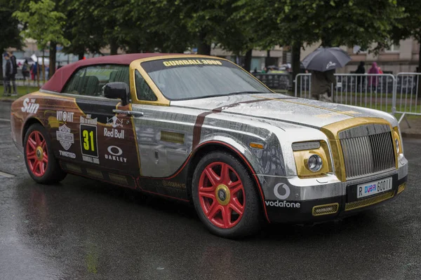Riga, Letonya - 01 Temmuz 2017: Gumball 3000 yarış arabalarından Riga Mykonos için ekranda vardır. Riga ana Gumball 3000 Başlangıç Kılavuzu ve bayrak 2017 miting sırasında hedef drop