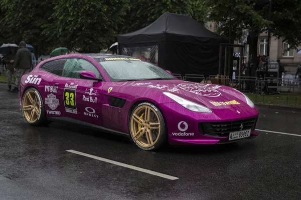 Riga, Letonia - 01 de julio de 2017: Ferrari GTC4 Lusso 2017 de Gumball 3000 carrera Riga a Mykonos está en exhibición. El anfitrión de Riga Gumball 3000 durante el Rally 2017 es el destino de salida de la parrilla — Foto de Stock