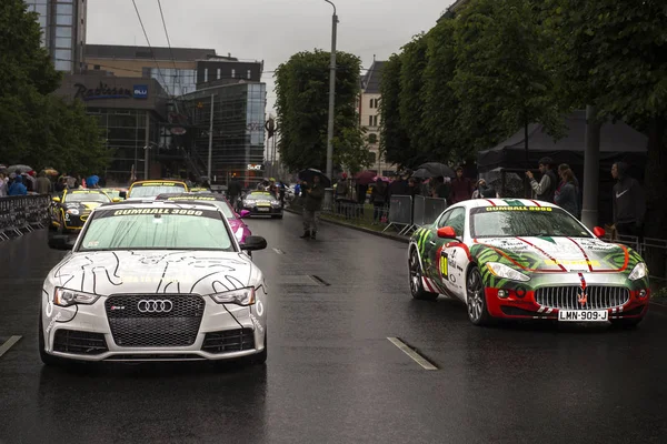 Riga, Letonya - 01 Temmuz 2017: Maserati Granturismo Gumball 3000 ırktan Riga Mykonos için ekranda olduğunu. Riga ana Gumball 3000 Başlangıç Kılavuzu hedef varlık 2017 miting sırasında
