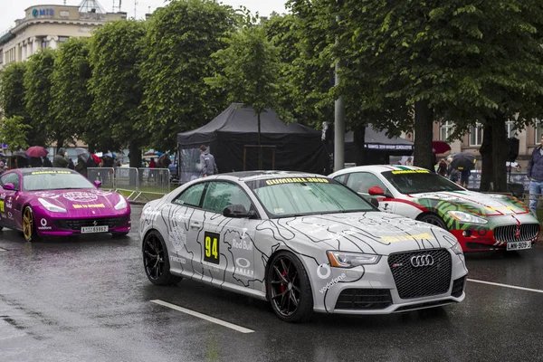 Ρίγα, Λετονία - 01 Ιουλίου 2017: Audi Rs5 2013 από Gumball 3000 αγώνα Ρίγα στη Μύκονο είναι στην επίδειξη. Ρίγα υποδοχής Gumball 3000 κατά το 2017 Ράλλυ είναι τόσο το αρχικό πλέγμα και σημαία πτώση προορισμού Φωτογραφία Αρχείου