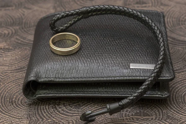 Ein Geschäftsmann Leder Accessoire, Nahaufnahme. Brieftasche, Trageschlaufe, Handschlaufe und Handy mit Tasche — Stockfoto