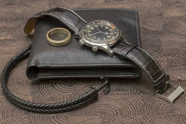 Un accessoire en cuir d'homme d'affaires, gros plan. Portefeuille, sangle, bracelet et téléphone portable avec étui — Photo