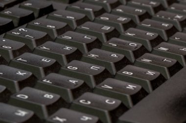 Siyah klavye portre. Klavye düzeni. Yatay kalıp. Dikey ışıma.