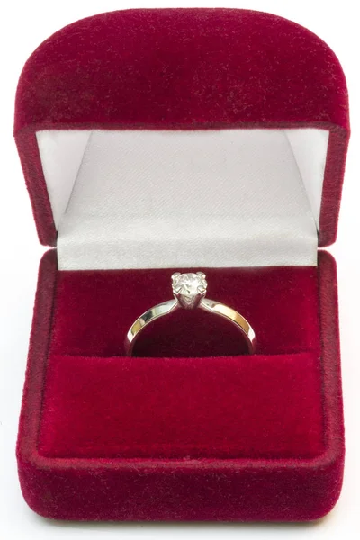 Anillo de boda de diamantes de lujo en caja de seda de terciopelo rojo con compromiso por amor en San Valentín Holiday Concept —  Fotos de Stock