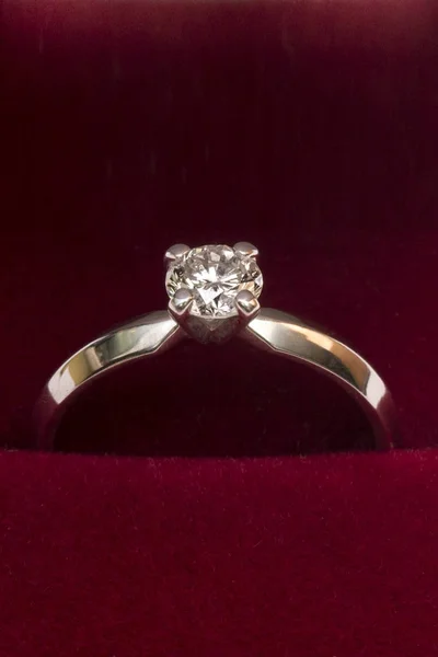 Πολυτελή διαμαντένιο δαχτυλίδι γάμου με κόκκινο βελούδο μετάξι πλαίσιο δέσμευσης για την αγάπη σε διακοπές έννοια του Αγίου Βαλεντίνου — Φωτογραφία Αρχείου