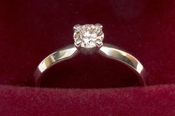 Wedding ring van de diamant van de luxe in het rood fluwelen zijde vak gebruik voor betrokkenheid voor liefde in valentine concept vakantie — Stockfoto