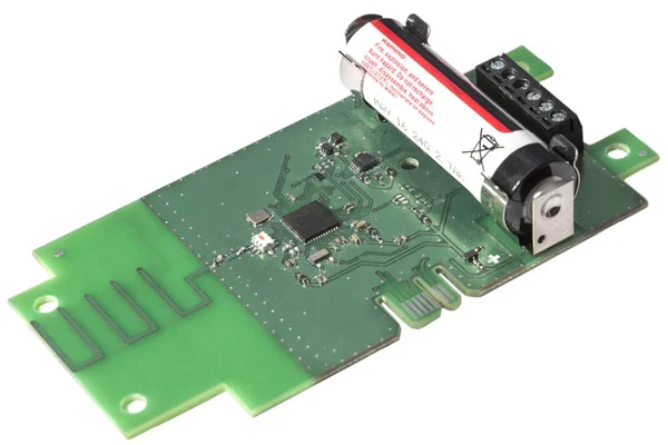 Beyaz arka plan üzerinde izole elektronik yarı iletkenler kurulu. AA güç banka ile. Entegre WiFi ve Bluetooth