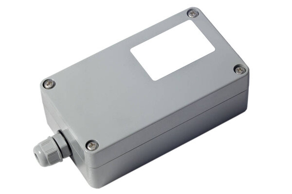 Водонепроницаемый пластиковый распределительный ящик изолирован на белом. С белой этикеткой. С местом для текста
