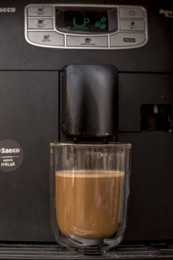 Modern kahve makinesi, closeup aromatik espresso hazırlanıyor