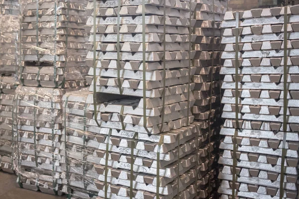 Närbild av aluminium på pall Ingot lagring i inomhusmagasin för export som industriell bakgrund. Aluminium ädelmetaller på pall — Stockfoto