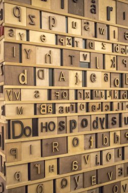 Ahşap Arka Plan üzerinde Retro Tarz İngilizce Alfabe. tonlu doku.