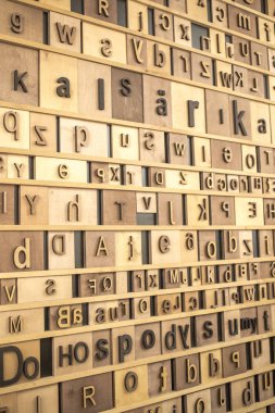 Ahşap Arka Plan üzerinde Retro Tarz İngilizce Alfabe. tonlu doku.